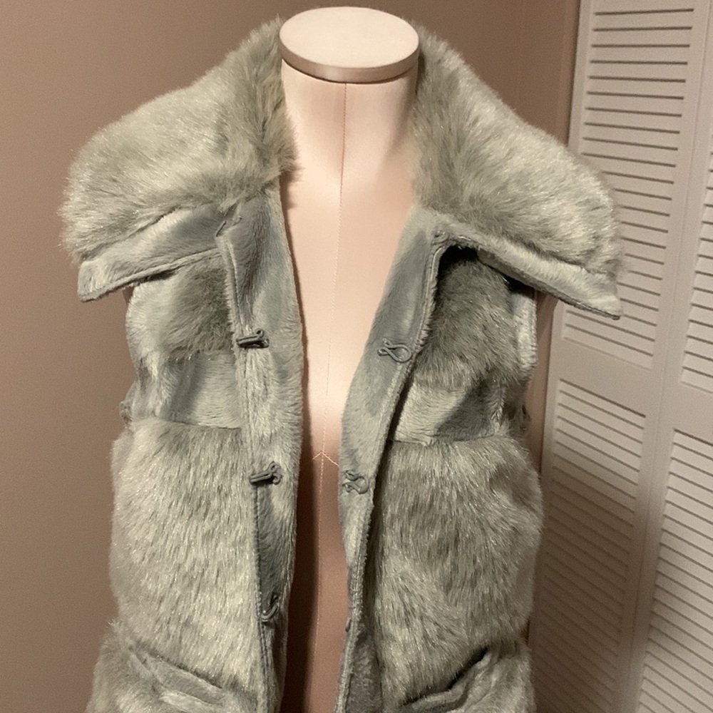 𝅺RLZ Gray Faux Fur Vest Size XS, Two Front Pockets. Hook Closure- Like New.